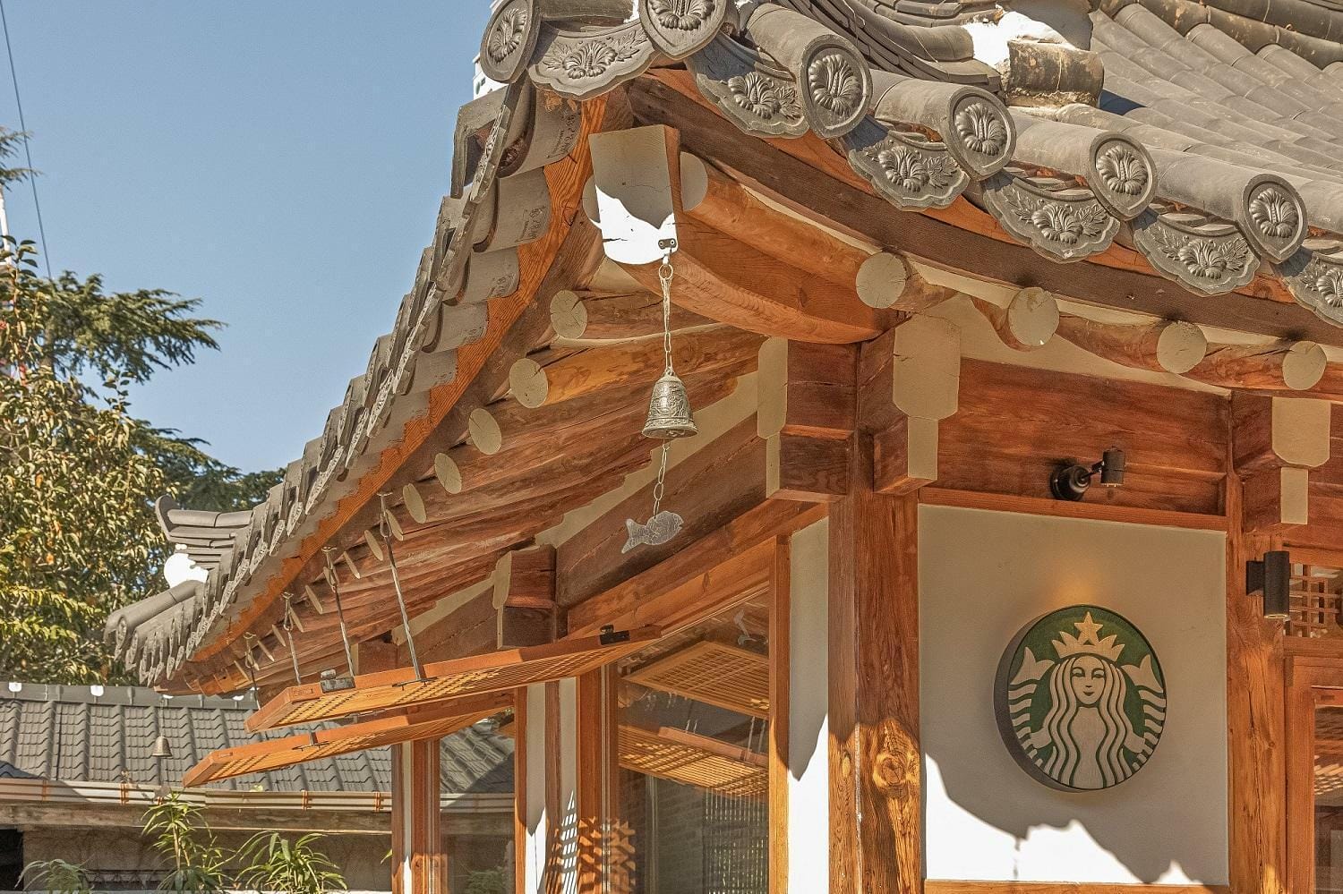Starbucks ouvre un établissement dans un Hanok centenaire, en Corée du Sud.