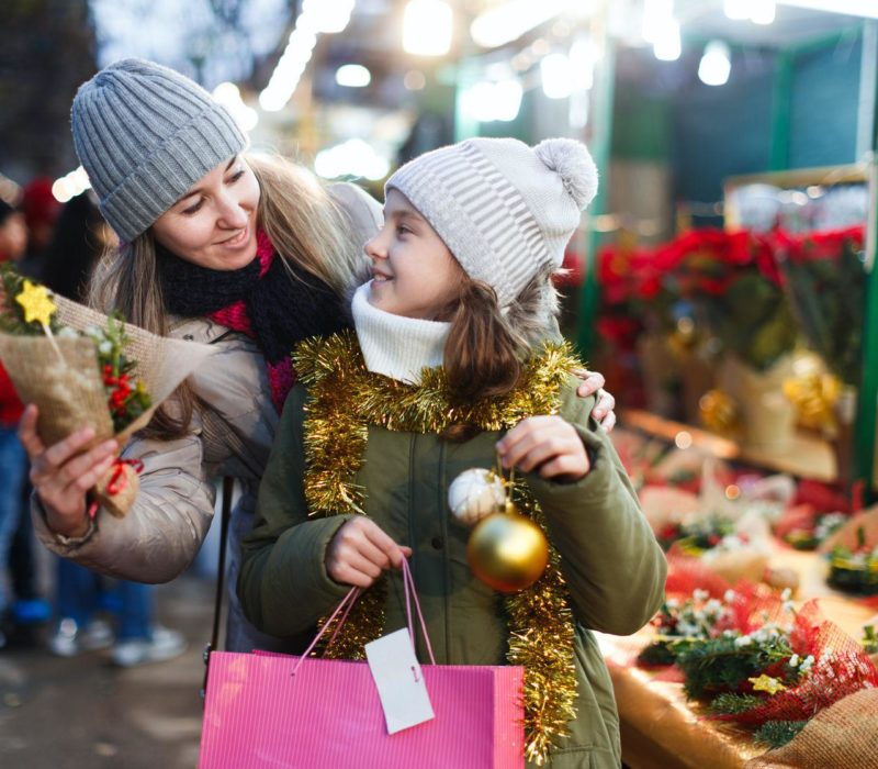 Achats de Noël : plébiscite des Français pour le commerce physique et les prix bas.