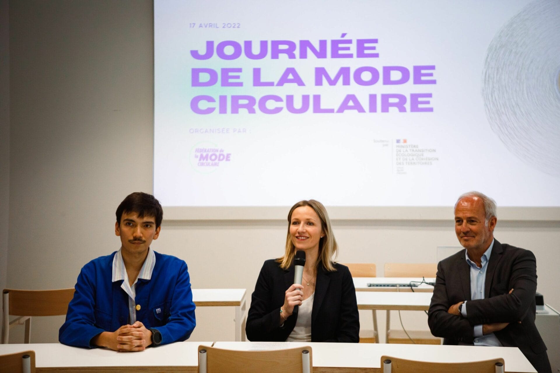 La secrétaire d'Etat Bérangère Couillard, avec à sa gauche Maxime Delavallée (Fédération de la Mode Circulaire) et Xavier Romatet (Institut Français de la Mode)