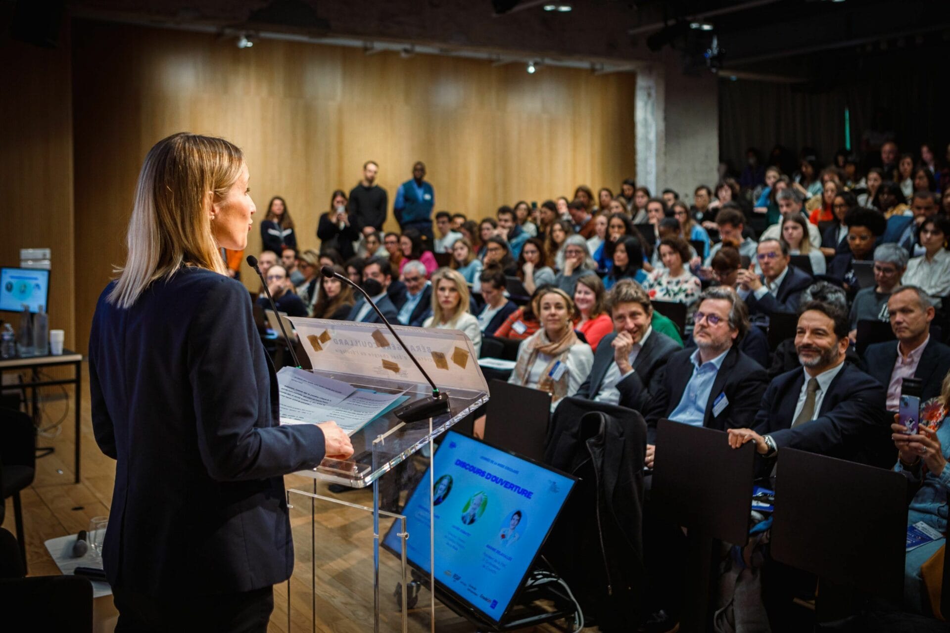 Bérangère Couillard, secrétaire d’Etat chargée de l’Ecologie, lors de son discours d’introduction à l’IFM, le 17 avril 2023. Photographe : Nadia Haddab.