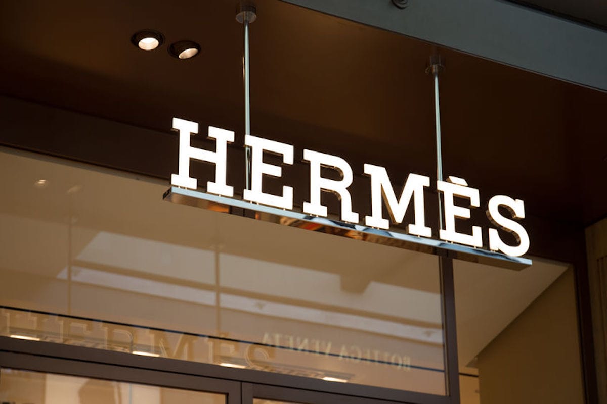 Hermès fusionne luxe et culture malaise dans sa boutique réinventée de Kuala Lumpur.