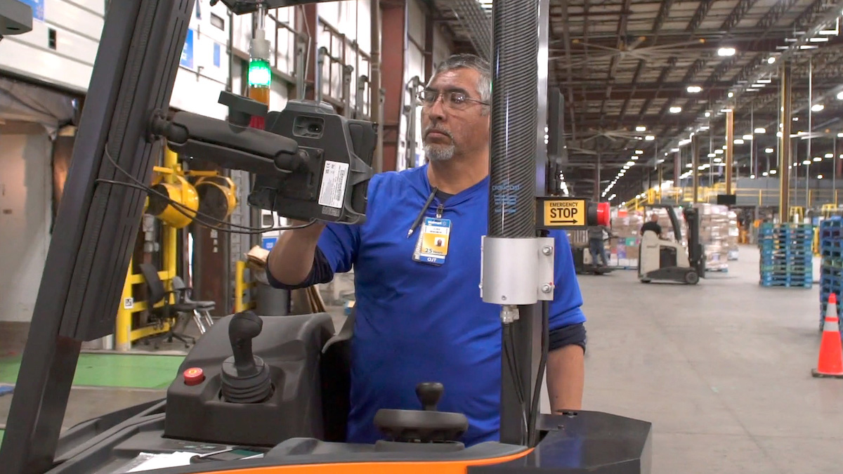 Walmart Enhances Distribution Efficiency with Advanced Robotics and AI.