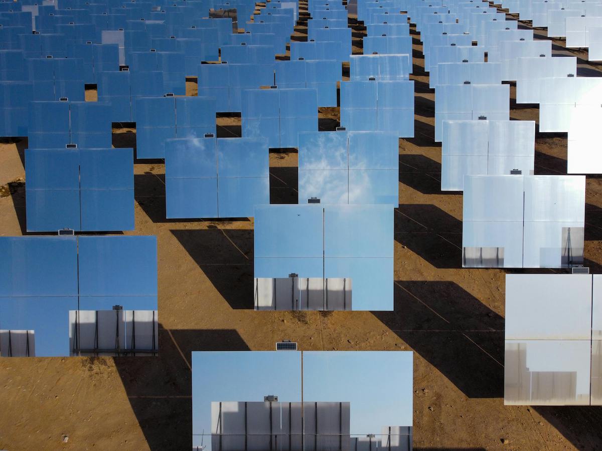 Amazon mise sur l'IA et l'énergie solaire pour renforcer ses infrastructures.